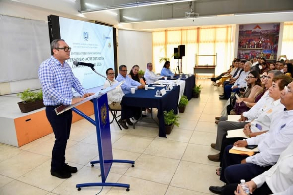 La Mtra. Esther Le&oacute;n Victoria, defensora adjunta de esta Defensor&iacute;a, quien en el marco de la Convocatoria 2026, este d&iacute;a recibi&oacute; de las autoridades universitarias la Acreditaci&oacute;n como integrante del Sistema Estatal de Investigadores