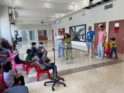 Estudiantes de la Facultad de Ciencias de la Administración C-IV visitan área de oncología pediátrica con juegos y valores.